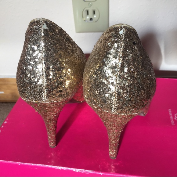 Glittery gold round toe pump - Picture 2 of 3